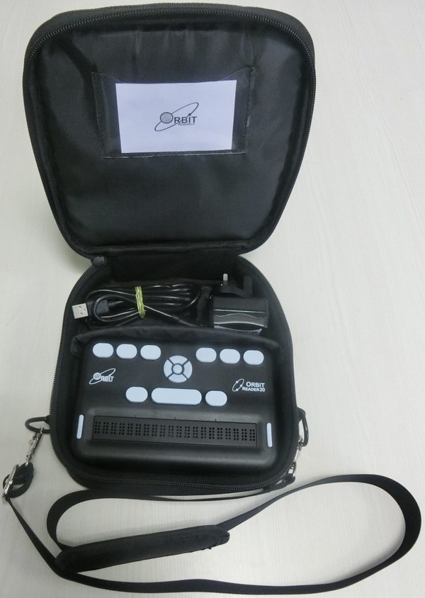Braillský zápisník Orbit Reader 20 v otevřené transportní brašně.